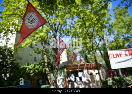 Cette photographie montre les drapeaux de Clap au Club de pétanque des Abbesses Lepic (Clap) à Paris, en France, le 23 avril 2024. La pétanque est un jeu semblable au bowling qui est aussi cher aux Français que le cricket de village est aux Anglais. À la belle epoque, Montmartre était le cœur artistique de Paris, où se trouvaient Pablo Picasso, Claude Monet et Pierre-Auguste Renoir, attirés par ses loyers bon marché et sa vie nocturne bohème. Aujourd'hui, le quartier pittoresque qui a été l'un des décors du film Amélie de 2001 est un aimant pour les touristes. Les prix de l'immobilier ont grimpé en flèche et ses résidents bien nantis comprennent maintenant des célébrités Banque D'Images