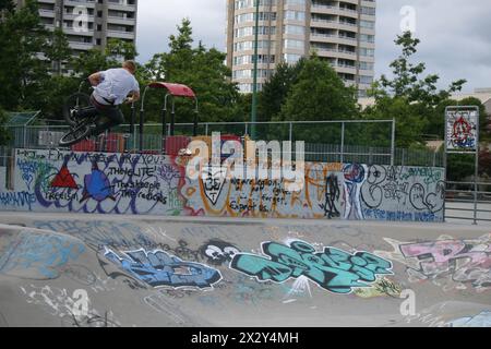 Tricks de BMX en action au Bonsor BMX and Skate Park à Burnaby, en Colombie-Britannique Banque D'Images