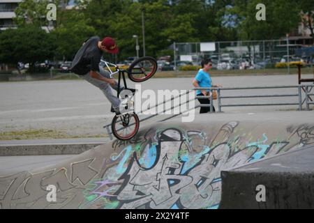 Tricks de BMX en action au Bonsor BMX and Skate Park à Burnaby, en Colombie-Britannique Banque D'Images