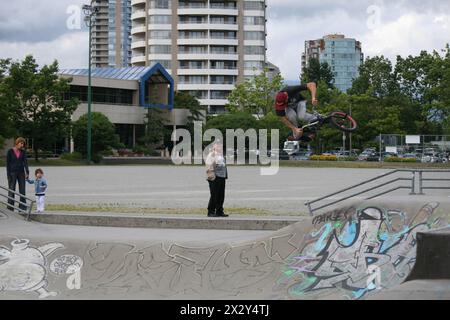 Tricks de BMX en action au Bonsor BMX and Skate Park à Burnaby, en Colombie-Britannique Banque D'Images