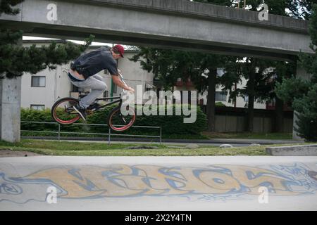 Tricks de BMX en action au Bonsor BMX and Skate Park à Burnaby, en Colombie-Britannique Banque D'Images