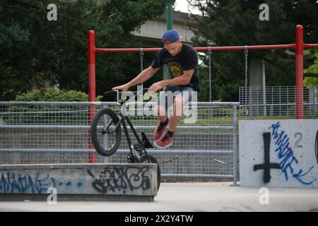 Tricks de BMX en action au Bonsor BMX and Skate Park à Burnaby, en Colombie-Britannique Banque D'Images