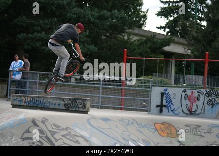 Tricks de BMX en action au Bonsor BMX and Skate Park à Burnaby, en Colombie-Britannique Banque D'Images