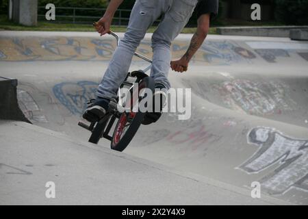 Tricks de BMX en action au Bonsor BMX and Skate Park à Burnaby, en Colombie-Britannique Banque D'Images