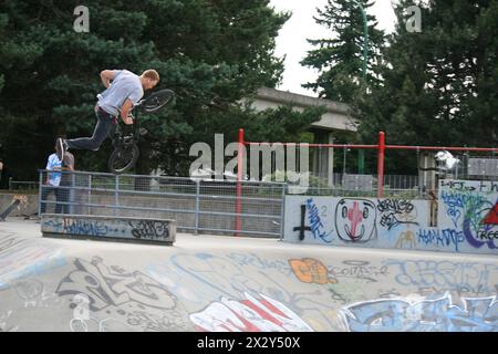 Tricks de BMX en action au Bonsor BMX and Skate Park à Burnaby, en Colombie-Britannique Banque D'Images