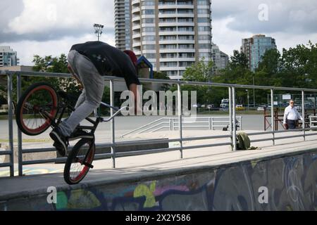 Tricks de BMX en action au Bonsor BMX and Skate Park à Burnaby, en Colombie-Britannique Banque D'Images