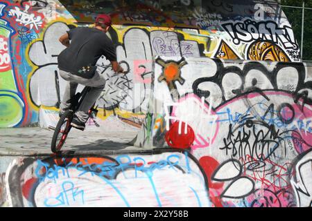 Tricks de BMX en action au Bonsor BMX and Skate Park à Burnaby, en Colombie-Britannique Banque D'Images