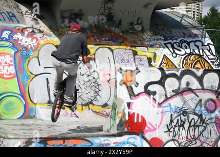 Tricks de BMX en action au Bonsor BMX and Skate Park à Burnaby, en Colombie-Britannique Banque D'Images