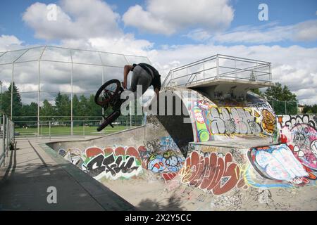 Tricks de BMX en action au Bonsor BMX and Skate Park à Burnaby, en Colombie-Britannique Banque D'Images