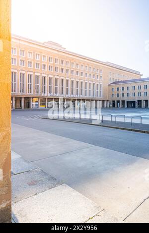 La lumière du soleil s'illumine au-dessus du terminal historique de l'aéroport Tempelhof à Berlin, projetant une lueur chaude sur sa façade. Banque D'Images