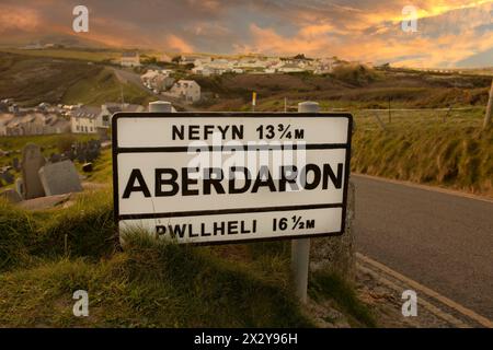 Panneau routier du village d'Aberdaron dans la lumière du soleil du soir. Aberdaron est sur la côte de la péninsule de Llyn à Gwynedd. Banque D'Images