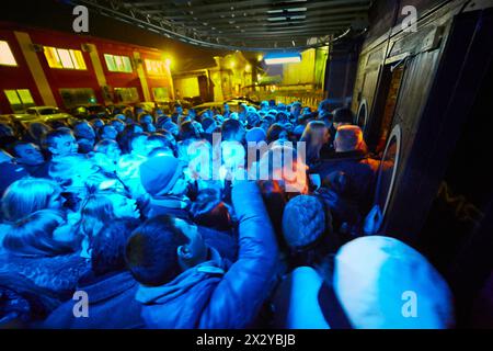 MOSCOU - 23 nov : les gens à l'entrée de l'Arma Music Hall avant le début du spectacle Arash, 23 novembre 2012, Moscou, Russie. Banque D'Images