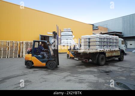 MOSCOU - OCT 16 : chariot élévateur chargement de palettes de bouteilles de bière sur le camion en stock brasserie Ochakovo le 16 octobre 2012 à Moscou, Russie. Ochakovo est la Banque D'Images