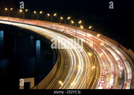 MOSCOU - APR 21 : trafic nocturne sur le pont de Zhivopisny est un pont à haubans qui enjambe la rivière Moskva dans le nord-ouest le 21 avril 2012 sur Moscou, Rus Banque D'Images