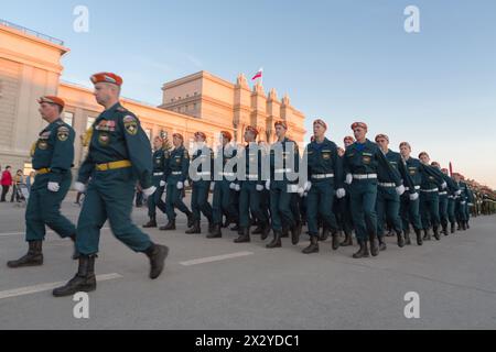 SAMARA - 5 MAI : soldats marchant sur la répétition du défilé avant le jour de la victoire dans la Grande Guerre patriotique le 5 mai 2012 à Samara, Russie. Banque D'Images