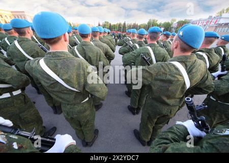 Soldats avec des fusils marchant dans le défilé. Banque D'Images