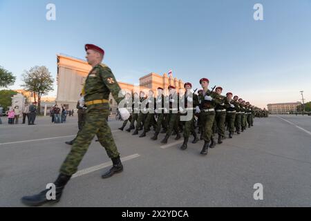 SAMARA - 5 MAI : soldats avec des armes marchant sur la répétition du défilé avant le jour de la victoire dans la Grande Guerre patriotique le 5 mai 2012 à Samara, Russie. Banque D'Images