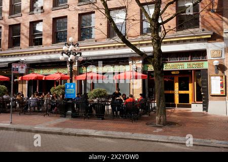 Les gens assis et dînant devant le restaurant Old Spaghetti Factory à Gastown, Vancouver, BC, Canada Banque D'Images