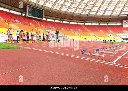 MOSCOU - 11 juin : les athlètes se préparent pour la course sur la compétition sportive internationale défi de Moscou le 11 juin 2012 à Luzhniki, Moscou, Russie Banque D'Images