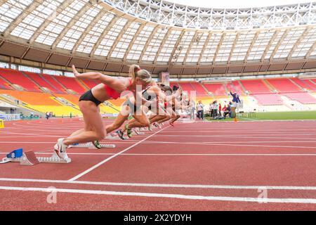 MOSCOU - 11 juin : les athlètes commencent la course sur la compétition sportive internationale Moscow Challenge le 11 juin 2012 à Luzhniki, Moscou, Russie Banque D'Images