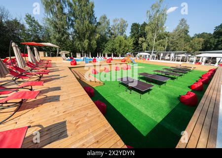 MOSCOU - Jul 28 : LE BASSEYN à Sokolniki est un bon endroit pour passer des vacances avec piscine, chaises longues et tables de ping-pong le 28 juillet 2012 à MOS Banque D'Images