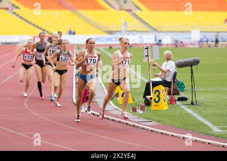 MOSCOU - 11 juin : les athlètes courent en cercles sur la compétition sportive internationale Moscow Challenge le 11 juin 2012 à Luzhniki, Moscou, Russie Banque D'Images