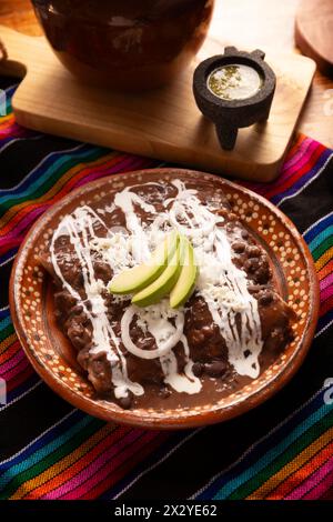 Enfrijoladas. Tortillas de maïs trempées dans de la sauce aux haricots, recouvertes de crème et de fromage, elles peuvent être recouvertes ou fourrées de viande de poulet, de fromage ou d'avoine Banque D'Images