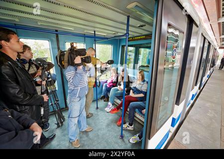 MOSCOU - 14 MAI : passagers et journalistes dans le transport du système de monorail de Moscou à la gare Sergei Eisenstein Street, 14 mai 2012, Moscou, Russie. Banque D'Images