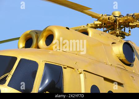 MOSCOU - 2 AOÛT : partie du monument à Mi-8 en vacances consacrée au 50e anniversaire de Mi-8 près de l'usine d'hélicoptères nommé Mil, le 2 août 2012 à Mosco Banque D'Images