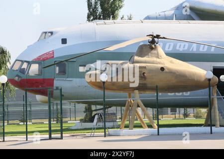 MOSCOU - 2 AOÛT : hélicoptère cargo V-12 (Mi-12) et hélicoptère - Mi-1 près de l'usine d'hélicoptères nommé MIL, le 2 août 2012 à Moscou, Russie. Helicopte Banque D'Images