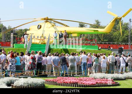 MOSCOU - 2 AOÛT : ouverture du monument à Mi-8 en vacances consacré au 50e anniversaire de Mi-8 près de l'usine d'hélicoptères nommée Mil, le 2 août 2012 à Mo Banque D'Images