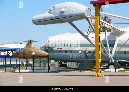 MOSCOU - 2 AOÛT : Musée dans l'hélicoptère cargo V-12 (Mi-12) et hélicoptère - Mi-1 près de l'usine d'hélicoptères nommé Mil, le 2 août 2012 à Moscou, Russie. Banque D'Images