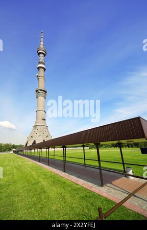 MOSCOU - 22 JUIN : Tour Ostankino le jour d'été, le 22 juin 2012 à Moscou, Russie. Tour Ostankino - est cinquième au monde pour la structure autoportante. Banque D'Images