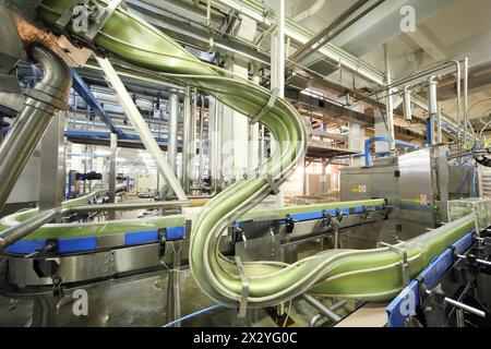 MOSCOU - 16 MAI : les canettes vertes se déplacent rapidement sur convoyeur dans l'usine d'Ochakovo, le 16 mai 2012 à Moscou, en Russie. Ochakovo a des brasseries dans plusieurs ci russes Banque D'Images