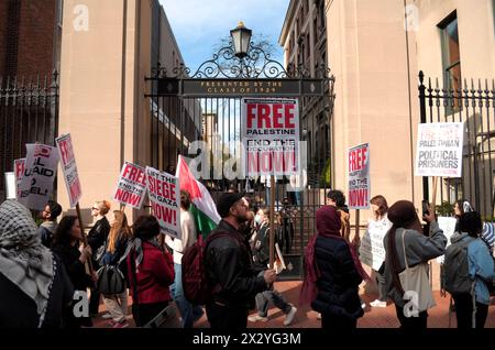 Les manifestants pro-palestiniens tiennent des pancartes exprimant leurs opinions alors qu'ils participent à un rassemblement à l'Université Columbia. Des manifestants pro-palestiniens se sont rassemblés à l'une des entrées de l'Université Columbia à Manhattan, New York, condamnant les opérations militaires des Forces de défense israéliennes à Gaza. Depuis la semaine dernière, des étudiants et des militants pro-palestiniens à l'intérieur de l'université ont organisé un sit-in de protestation sur la pelouse, formant un « camp de solidarité de Gaza ». Les étudiants d'autres universités ont formé des campements similaires dans les campus nationaux pour soutenir la Palestine. Depuis que la guerre a commencé sur Octo Banque D'Images