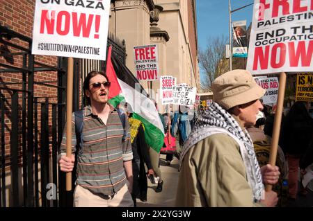 Les manifestants pro-palestiniens tiennent des pancartes exprimant leurs opinions alors qu'ils participent à un rassemblement à l'Université Columbia. Des manifestants pro-palestiniens se sont rassemblés à l'une des entrées de l'Université Columbia à Manhattan, New York, condamnant les opérations militaires des Forces de défense israéliennes à Gaza. Depuis la semaine dernière, des étudiants et des militants pro-palestiniens à l'intérieur de l'université ont organisé un sit-in de protestation sur la pelouse, formant un « camp de solidarité de Gaza ». Les étudiants d'autres universités ont formé des campements similaires dans les campus nationaux pour soutenir la Palestine. Depuis que la guerre a commencé sur Octo Banque D'Images