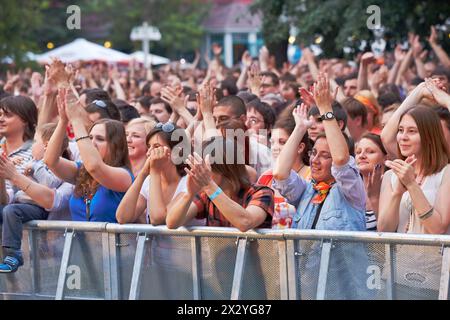 MOSCOU - Jun 23 : les fans de musique applaudissent au concert du groupe de rock Chaif pendant VII festival traditionnel de son live Music of Summer in Hermitage Garden, J Banque D'Images