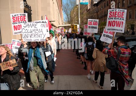 Les manifestants pro-palestiniens tiennent des pancartes exprimant leurs opinions alors qu'ils participent à un rassemblement à l'Université Columbia. Des manifestants pro-palestiniens se sont rassemblés à l'une des entrées de l'Université Columbia à Manhattan, New York, condamnant les opérations militaires des Forces de défense israéliennes à Gaza. Depuis la semaine dernière, des étudiants et des militants pro-palestiniens à l'intérieur de l'université ont organisé un sit-in de protestation sur la pelouse, formant un « camp de solidarité de Gaza ». Les étudiants d'autres universités ont formé des campements similaires dans les campus nationaux pour soutenir la Palestine. Depuis que la guerre a commencé sur Octo Banque D'Images