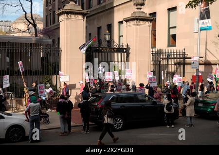 Les manifestants pro-palestiniens tiennent des pancartes exprimant leurs opinions alors qu'ils participent à un rassemblement à l'Université Columbia. Des manifestants pro-palestiniens se sont rassemblés à l'une des entrées de l'Université Columbia à Manhattan, New York, condamnant les opérations militaires des Forces de défense israéliennes à Gaza. Depuis la semaine dernière, des étudiants et des militants pro-palestiniens à l'intérieur de l'université ont organisé un sit-in de protestation sur la pelouse, formant un « camp de solidarité de Gaza ». Les étudiants d'autres universités ont formé des campements similaires dans les campus nationaux pour soutenir la Palestine. Depuis que la guerre a commencé sur Octo Banque D'Images