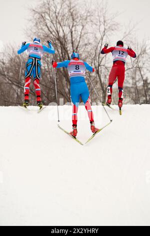 MOSCOU - 9 février : Groupe de skieurs négocie une colline lors de la Coupe continentale FIS (Europe de l'est) course de ski dans la catégorie ville-événement, 9 février 2013, Banque D'Images