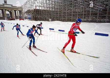 MOSCOU - 9 février : skieuses lors de la Coupe continentale FIS course de ski dans la catégorie City-event, 9 février 2013, Moscou, Russie. La voie est construite Banque D'Images