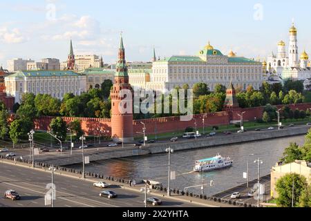 Navire sur la rivière Moskva, Vodovzvodnaya Tour du Kremlin, Grand Palais du Kremlin, Ivan Grande cloche à Moscou, Russie. Banque D'Images