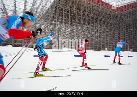 MOSCOU - 9 février : Groupe de skieurs masculins lors de la Coupe continentale FIS (Estern Europe) course de ski dans la catégorie ville-événement, 9 février 2013, Moscou, Russie Banque D'Images