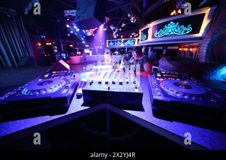 L'espace vide avec équipement pour DJ mixe la musique Banque D'Images