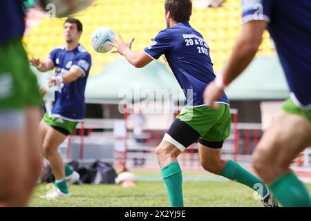 MOSCOU - JUIN 30 : les joueurs de rugby portugais déplacent leur ballon sur la deuxième étape du championnat européen de rugby-7 dans le complexe sportif Luzhniki, le 30 juin Banque D'Images