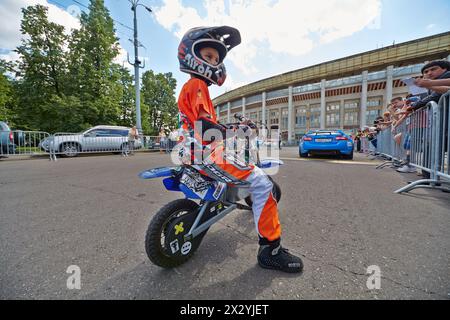 MOSCOU - juin 30 : jeune participant de Speedfest à Luzhniki en tenue de motocycliste, 30 juin 2012, Moscou, Russie. Festival rassemblé Banque D'Images