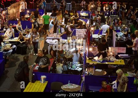 MOSCOU - 20 MAI : participants et visiteurs au club ARENA-MOSCOW pendant la V Moscow International Tattoo Convention 2012, 20 mai 2012, Moscou, Russie. Co Banque D'Images