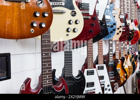 Guitares électriques accrochées au mur dans la boutique Banque D'Images