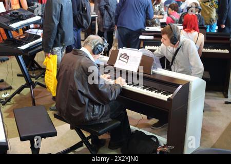 MOSCOU - SEP 22 : jeunes et vieux jouant les claviers avec des écouteurs lors de la XVIII exposition internationale de musique Moscou 2012 à Sokolniki sur sept Banque D'Images