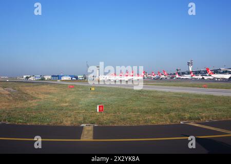 ISTANBUL - juillet 2 : beaucoup d'avions stationnent à l'aéroport d'Ataturk le 2 juillet 2012 à Istanbul, Turquie. L'aéroport d'Ataturk est le plus grand aéroport de Turquie Banque D'Images